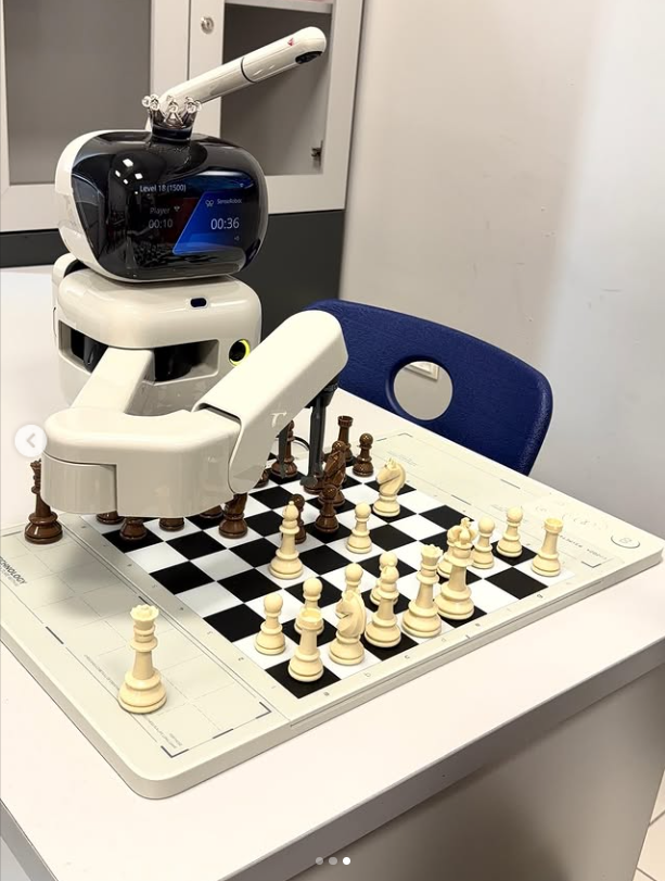 Öğrenciler için hazırlanmış satranç robotu ve satranç tahtasının bulunduğu uygulamalı eğitim alanı